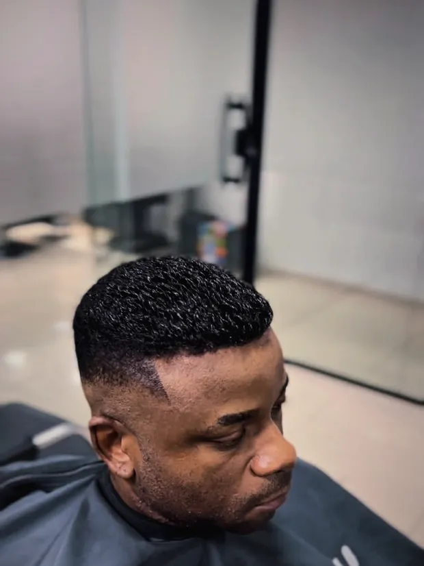 Cliente com o cabelo pigmentado e o corte finalizado no Studio Wolver